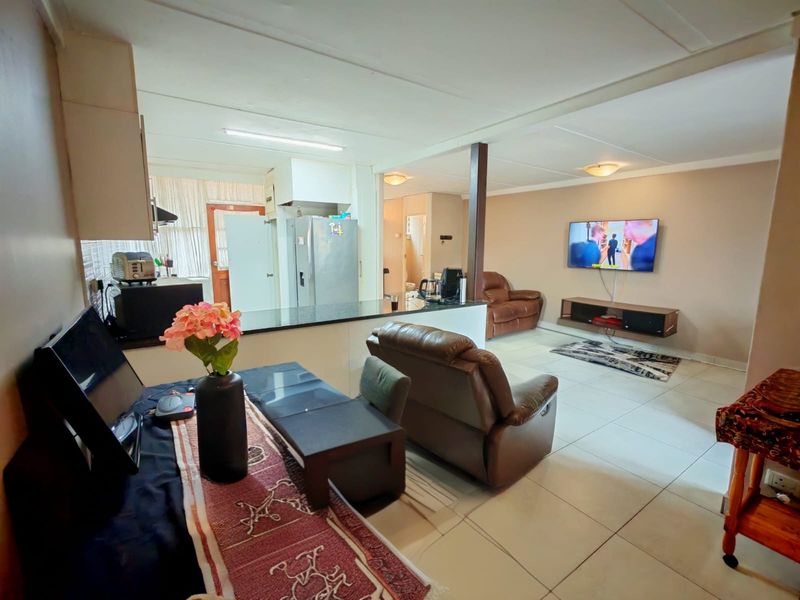 Unique Terraced Townhouse with Retro Modern Character – Umgeni Park - Photo 4