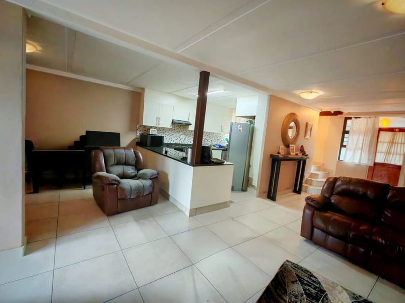 Unique Terraced Townhouse with Retro Modern Character – Umgeni Park - Photo 8