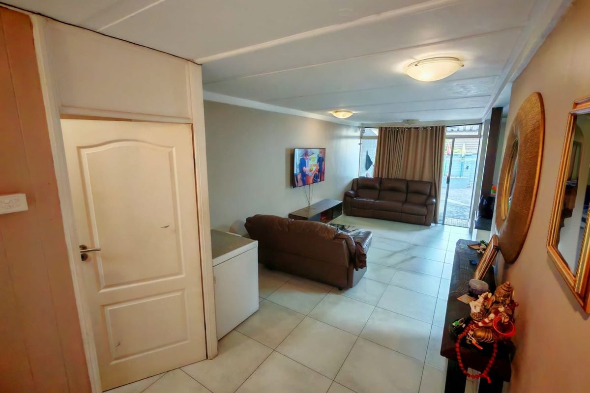 Unique Terraced Townhouse with Retro Modern Character – Umgeni Park - Photo 5