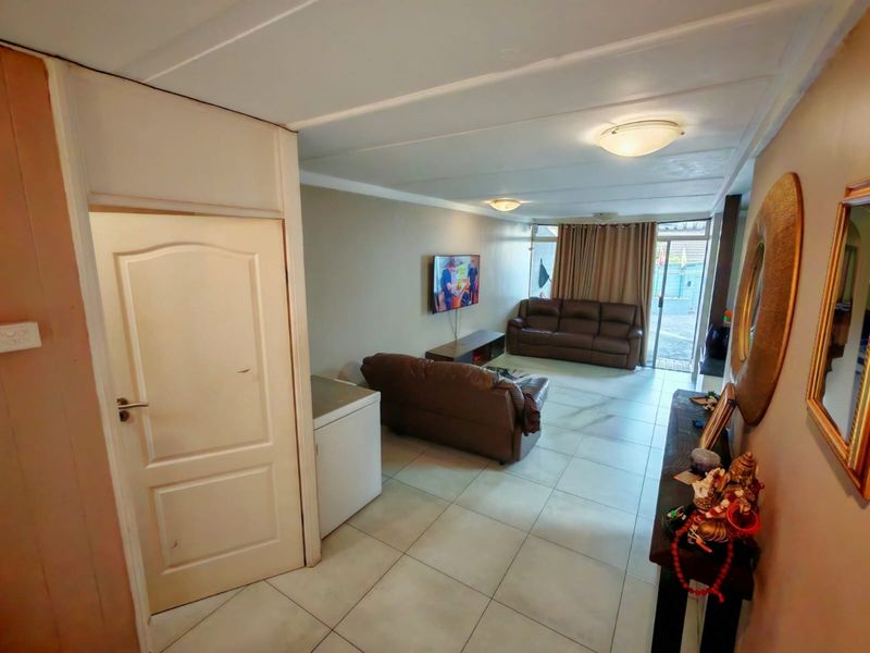 Unique Terraced Townhouse with Retro Modern Character – Umgeni Park - Photo 5