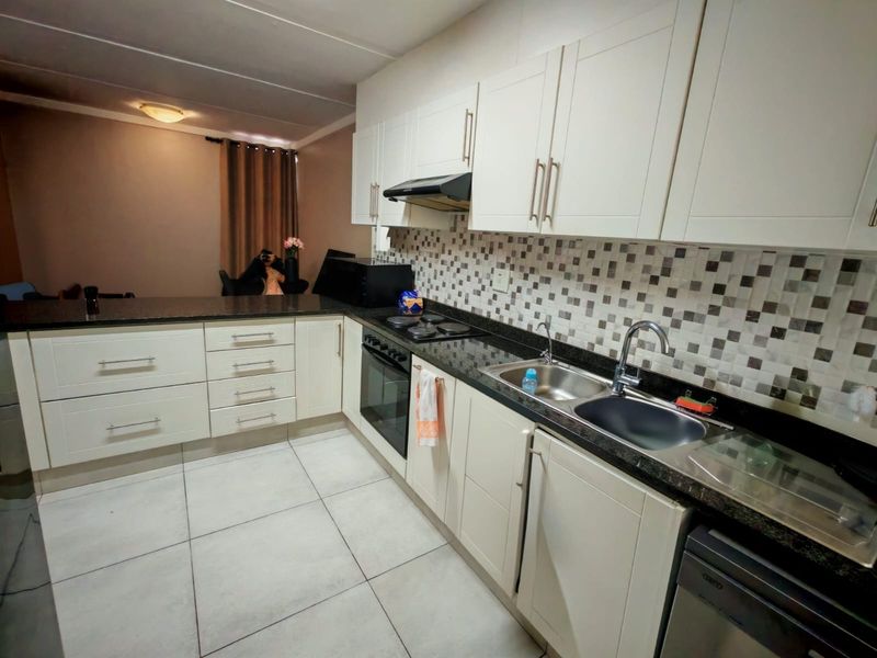 Unique Terraced Townhouse with Retro Modern Character – Umgeni Park - Photo 6