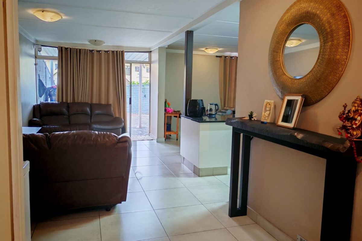 Unique Terraced Townhouse with Retro Modern Character – Umgeni Park - Photo 3