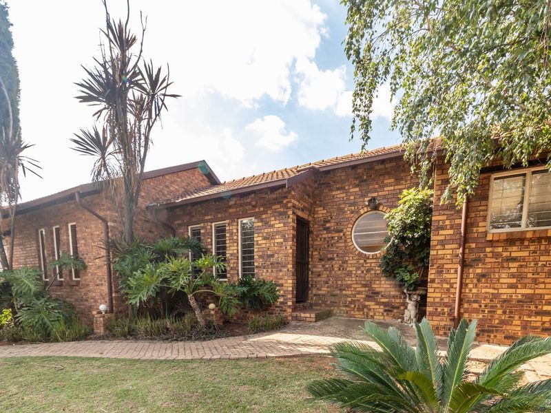 Secure Family Living with Pool, Space & Exceptional Versatility - Photo 1
