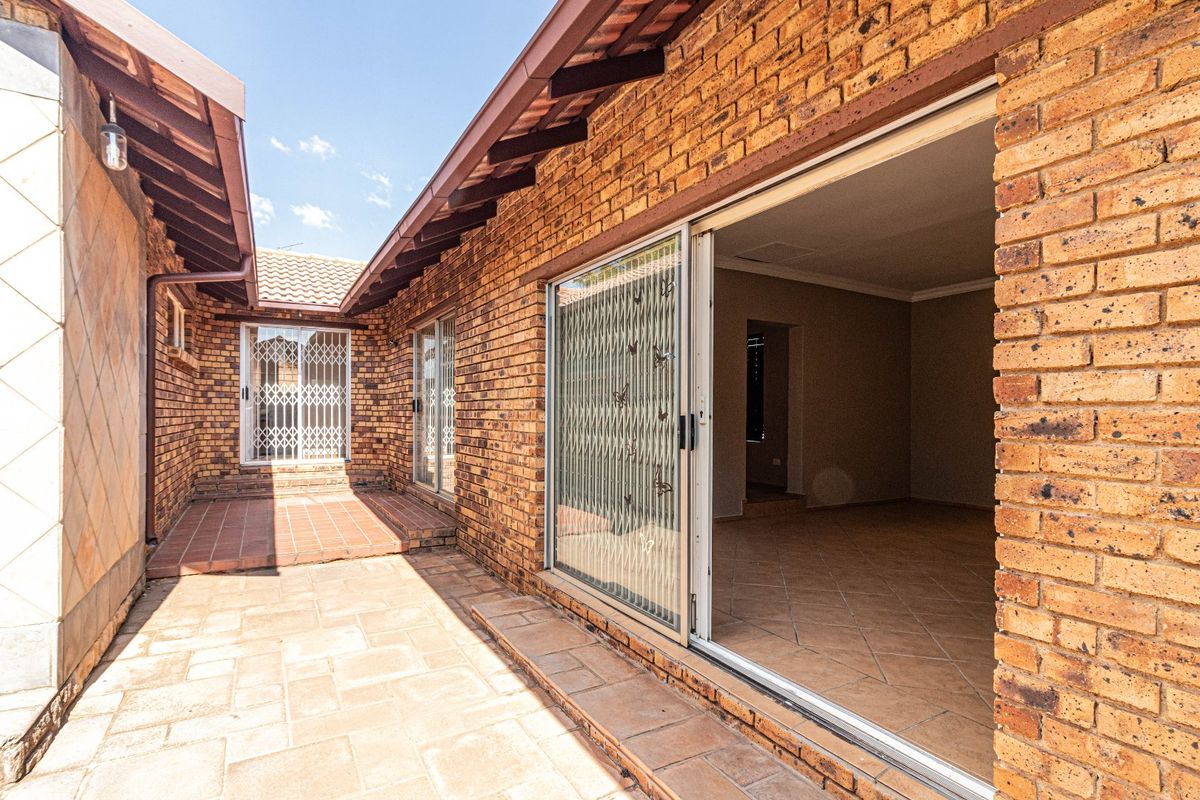 Secure Family Living with Pool, Space & Exceptional Versatility - Photo 5