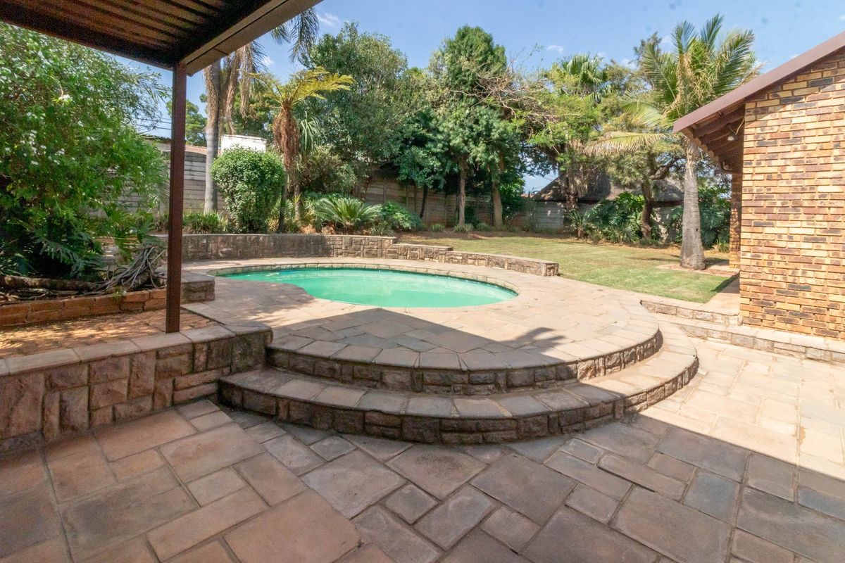 Secure Family Living with Pool, Space & Exceptional Versatility - Photo 2