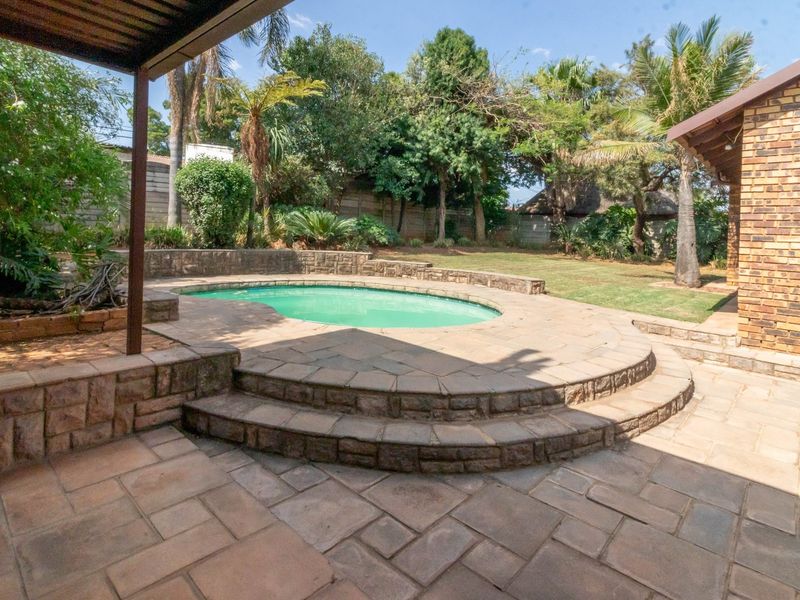 Secure Family Living with Pool, Space & Exceptional Versatility - Photo 2