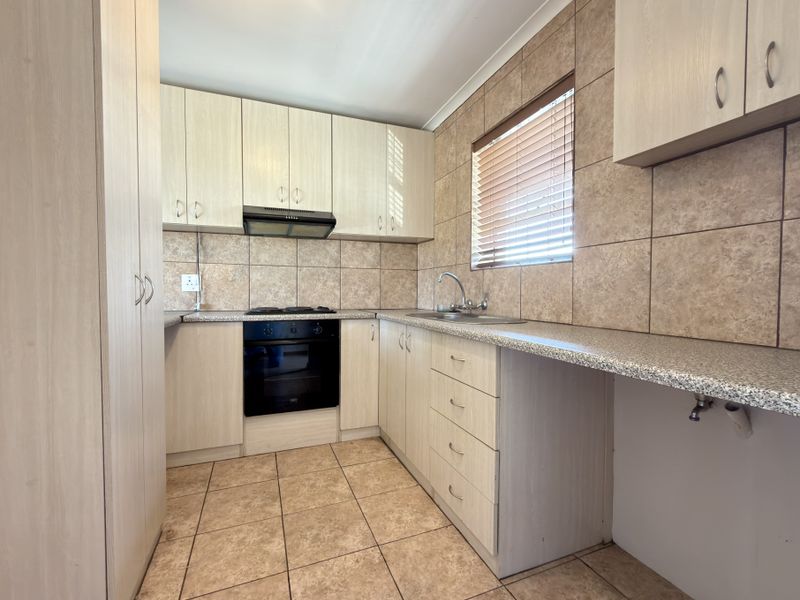 Well-Appointed 1 Bedroom Apartment in Secure Complex - Photo 5