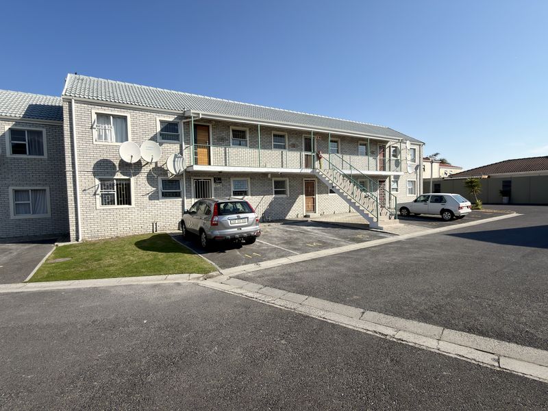 Well-Appointed 1 Bedroom Apartment in Secure Complex - Photo 1