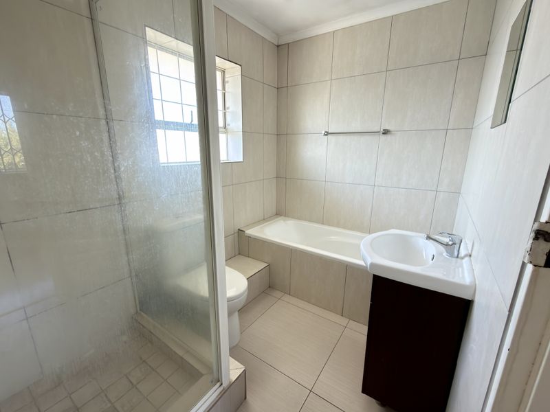 Well-Appointed 1 Bedroom Apartment in Secure Complex - Photo 8