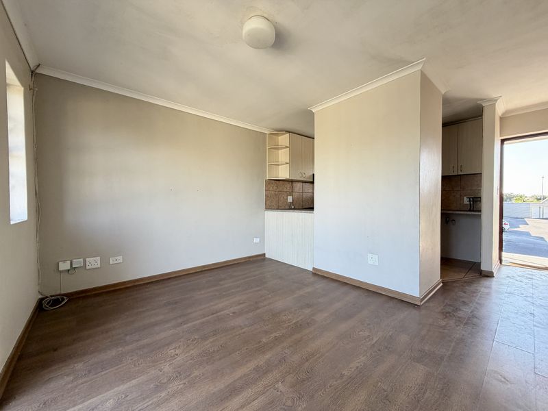 Well-Appointed 1 Bedroom Apartment in Secure Complex - Photo 4