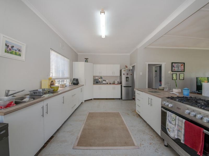 Dbl plot, views solid 3 bedr house PLUS 8 x  6 outbldg - Photo 5