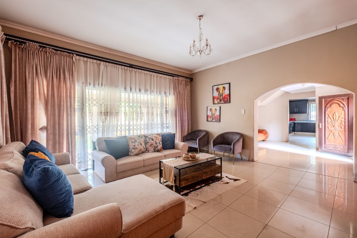 A Home of generous proportions awaiting your personal touch - Photo 3