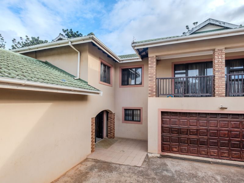 A Home of generous proportions awaiting your personal touch - Photo 1