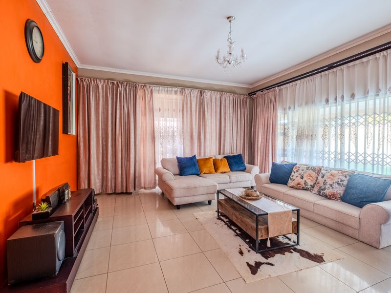 A Home of generous proportions awaiting your personal touch - Photo 4