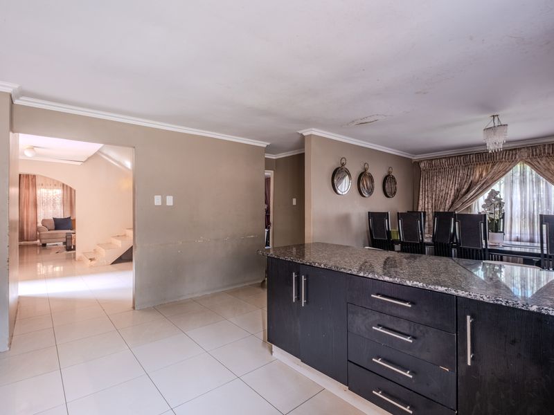 A Home of generous proportions awaiting your personal touch - Photo 9