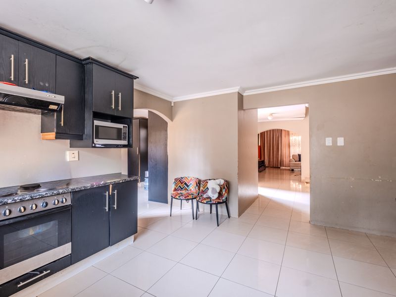 A Home of generous proportions awaiting your personal touch - Photo 8
