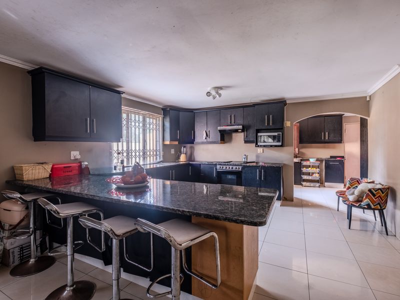 A Home of generous proportions awaiting your personal touch - Photo 6
