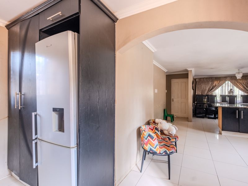 A Home of generous proportions awaiting your personal touch - Photo 7