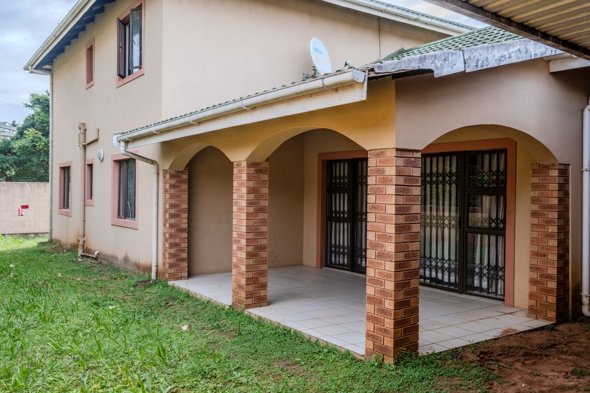 A Home of generous proportions awaiting your personal touch - Photo 2