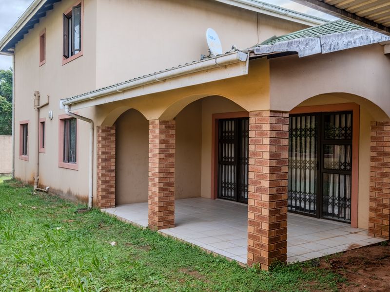 A Home of generous proportions awaiting your personal touch - Photo 2