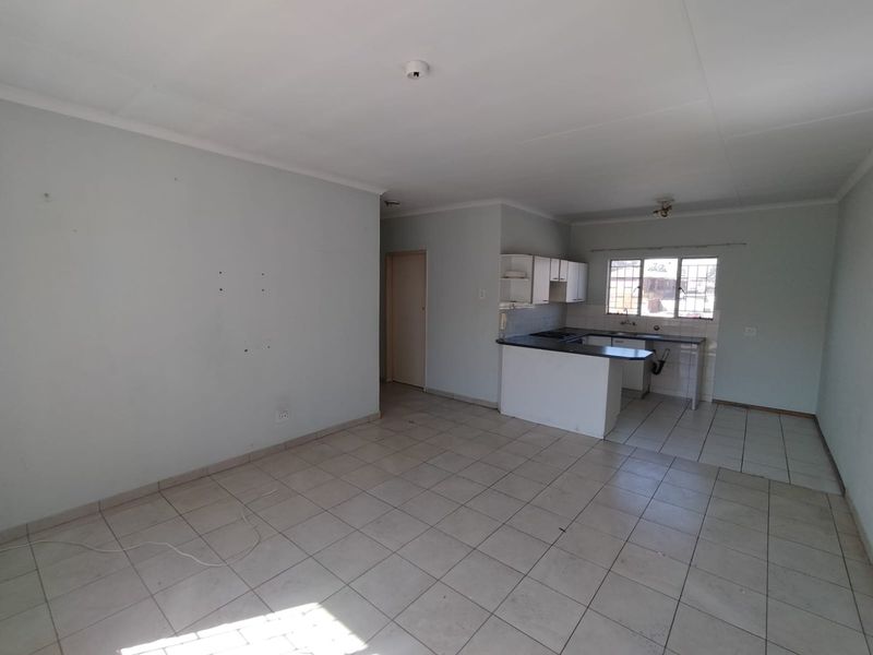 A Little Gem in the Heart of Kempton Park - Photo 1