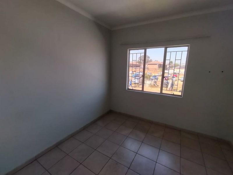 A Little Gem in the Heart of Kempton Park - Photo 9
