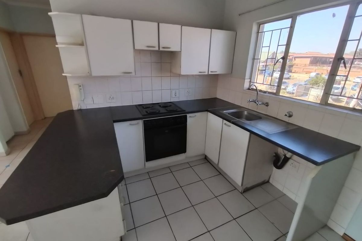 A Little Gem in the Heart of Kempton Park - Photo 4