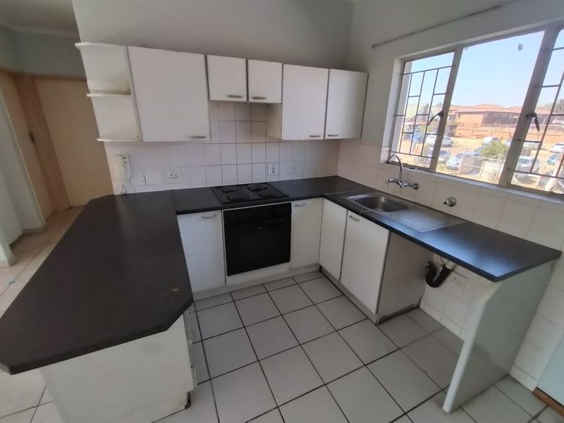 A Little Gem in the Heart of Kempton Park - Photo 4