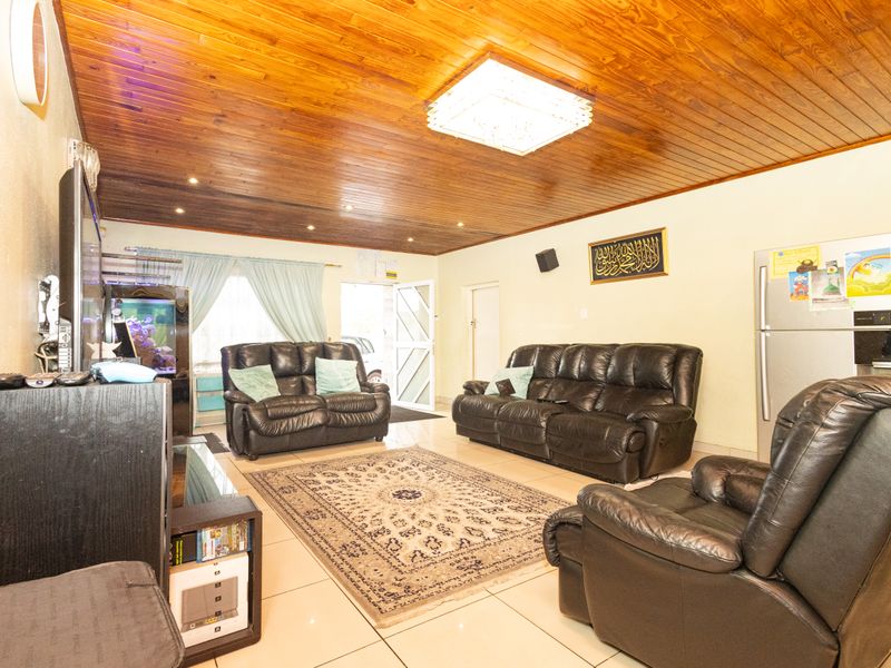 Spacious Family Home with Flatlet & Entertainment Area - Photo 4