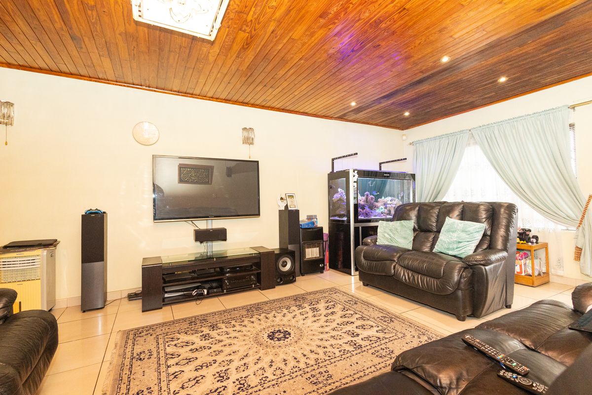 Spacious Family Home with Flatlet & Entertainment Area - Photo 2