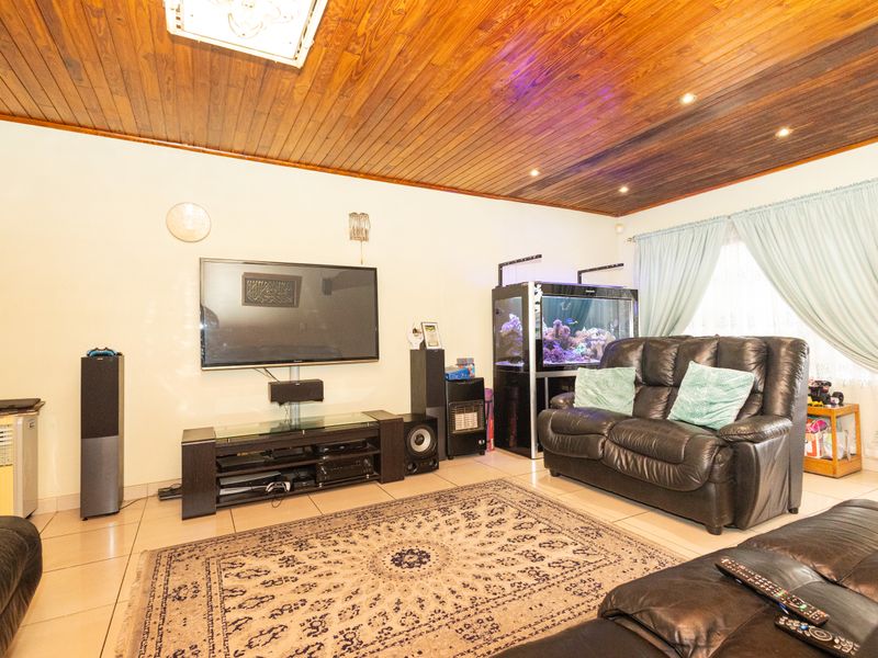 Spacious Family Home with Flatlet & Entertainment Area - Photo 2