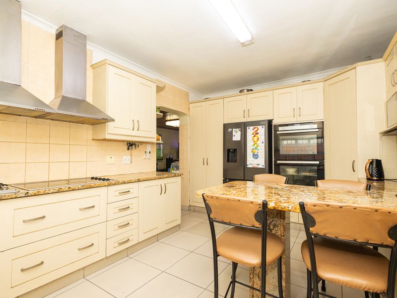 Spacious Family Home with Flatlet & Entertainment Area - Photo 10