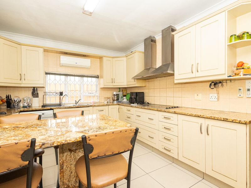 Spacious Family Home with Flatlet & Entertainment Area - Photo 8