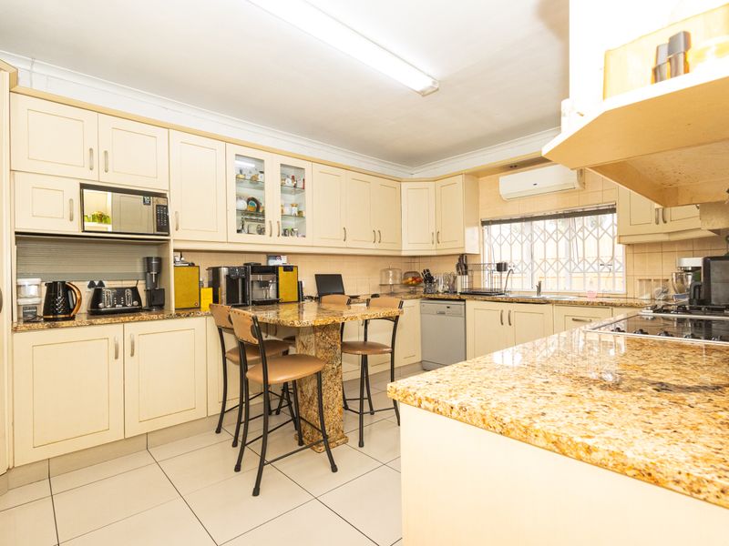 Spacious Family Home with Flatlet & Entertainment Area - Photo 6