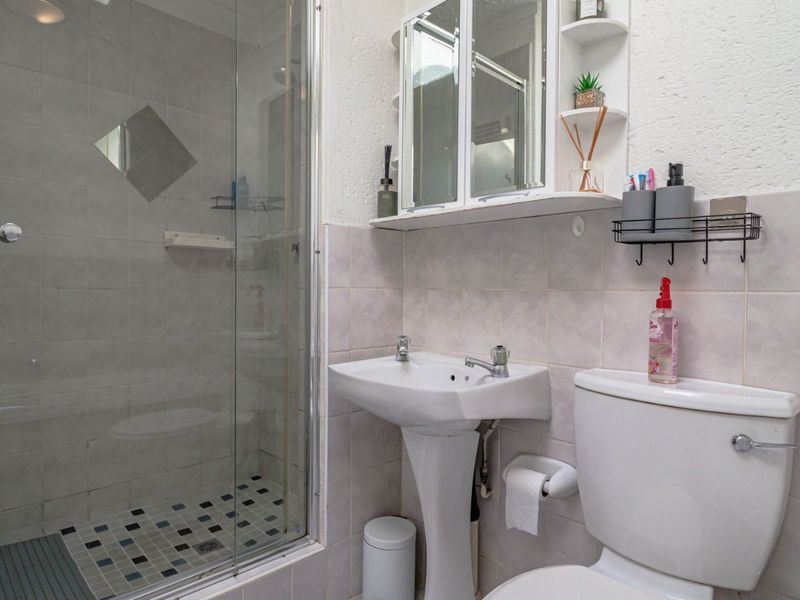 Modern 2-Bedroom Apartment in a Prime Lifestyle Location - Photo 9