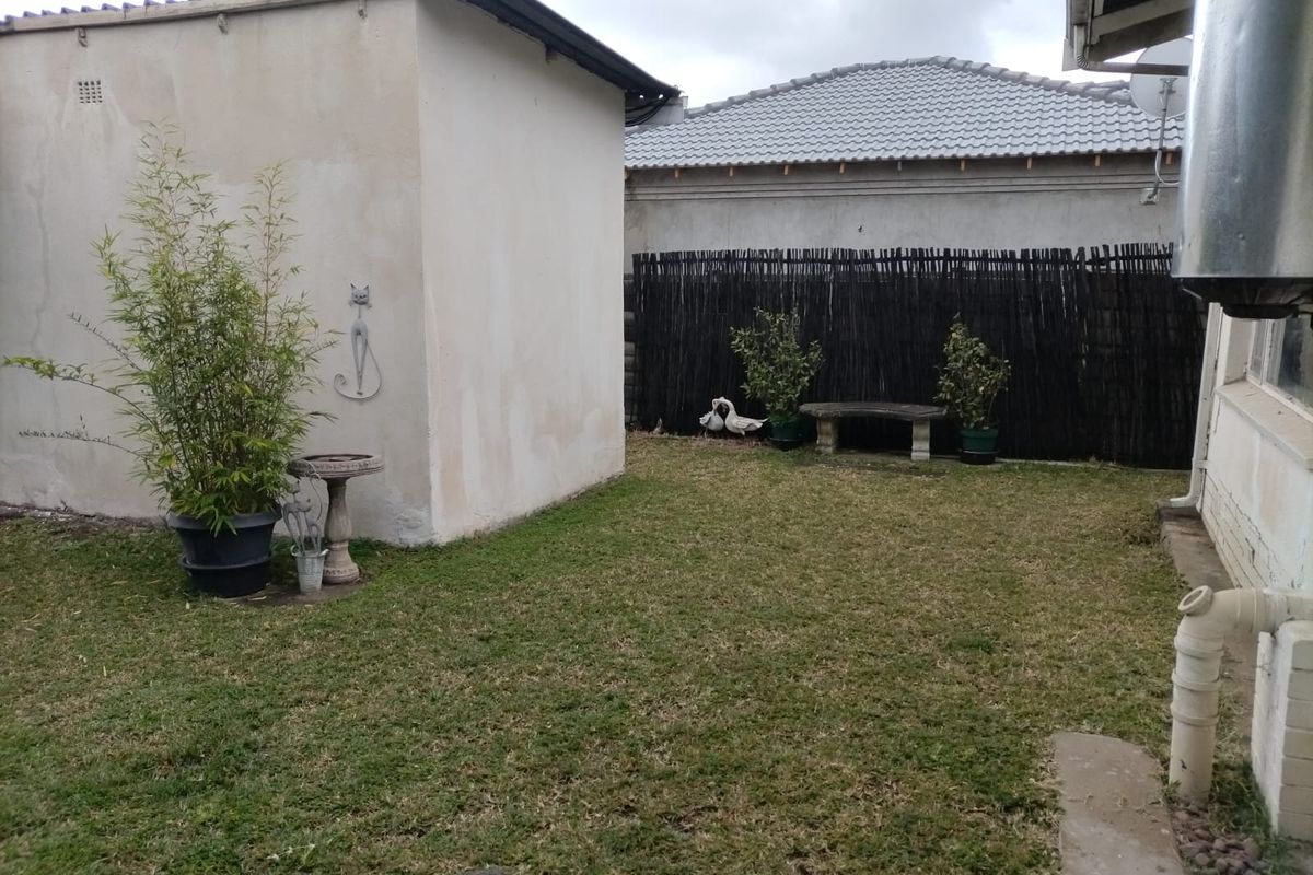 Spacious 3-Bedroom Family Home with Large Yard – Prime Location & Investment Potential - Photo 3
