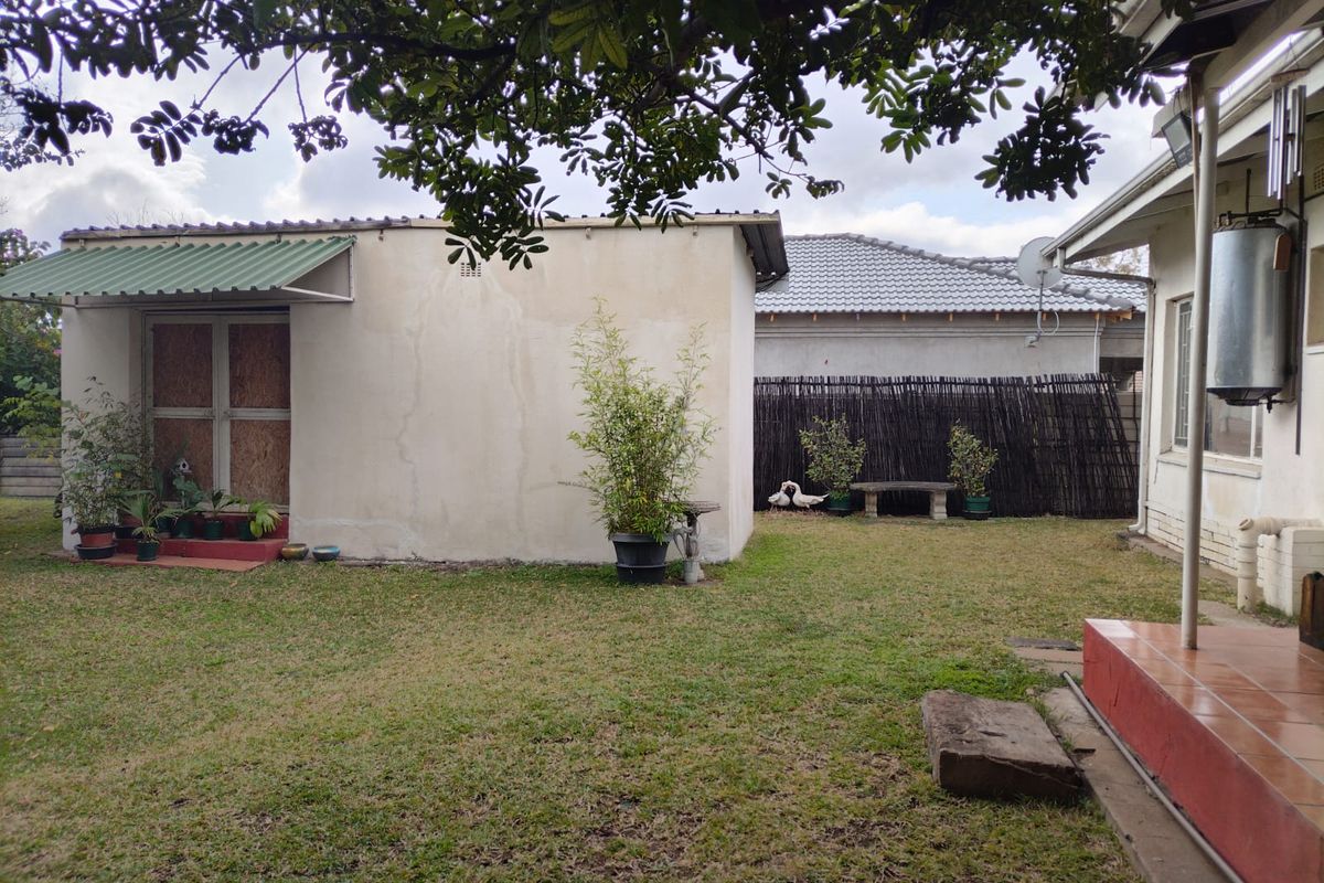 Spacious 3-Bedroom Family Home with Large Yard – Prime Location & Investment Potential - Photo 5