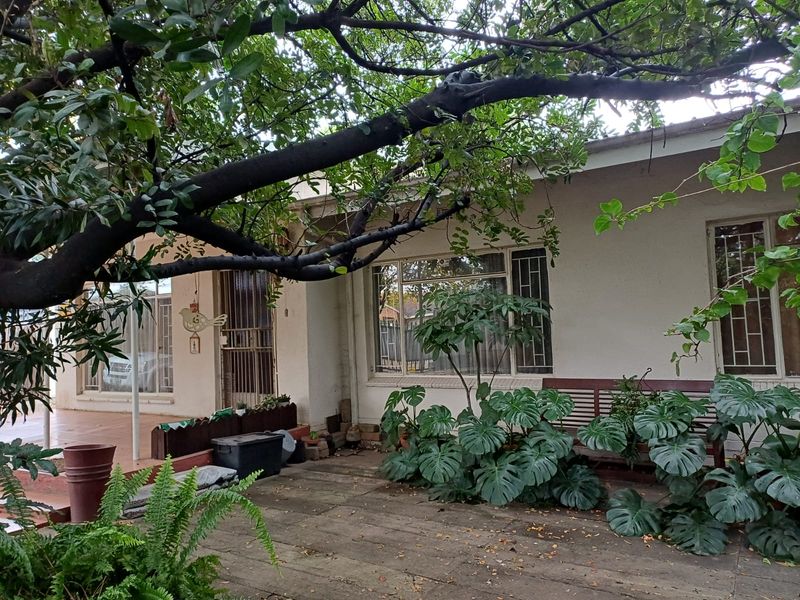 Spacious 3-Bedroom Family Home with Large Yard – Prime Location & Investment Potential - Photo 1