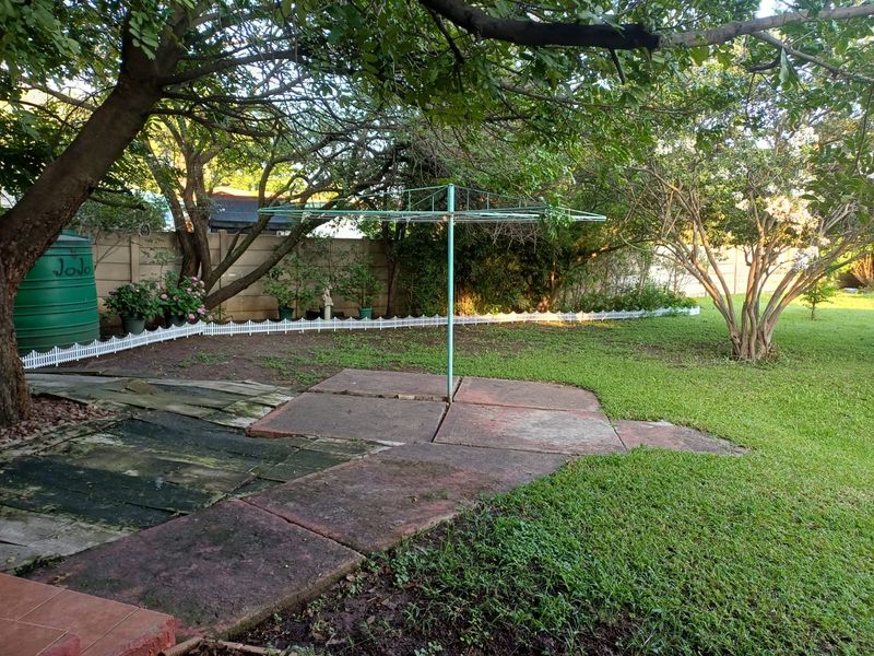 Spacious 3-Bedroom Family Home with Large Yard – Prime Location & Investment Potential - Photo 6