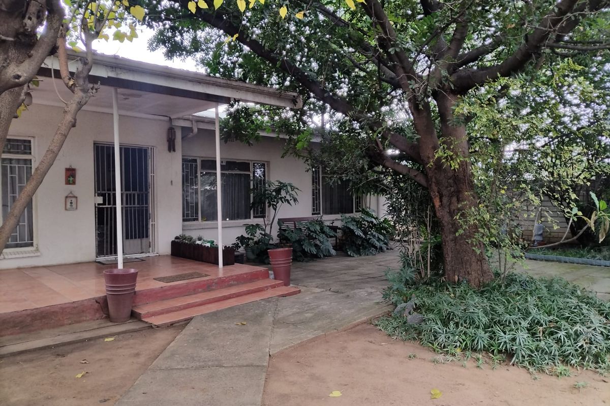 Spacious 3-Bedroom Family Home with Large Yard – Prime Location & Investment Potential - Photo 2