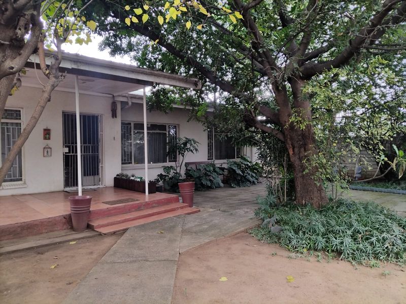 Spacious 3-Bedroom Family Home with Large Yard – Prime Location & Investment Potential - Photo 2