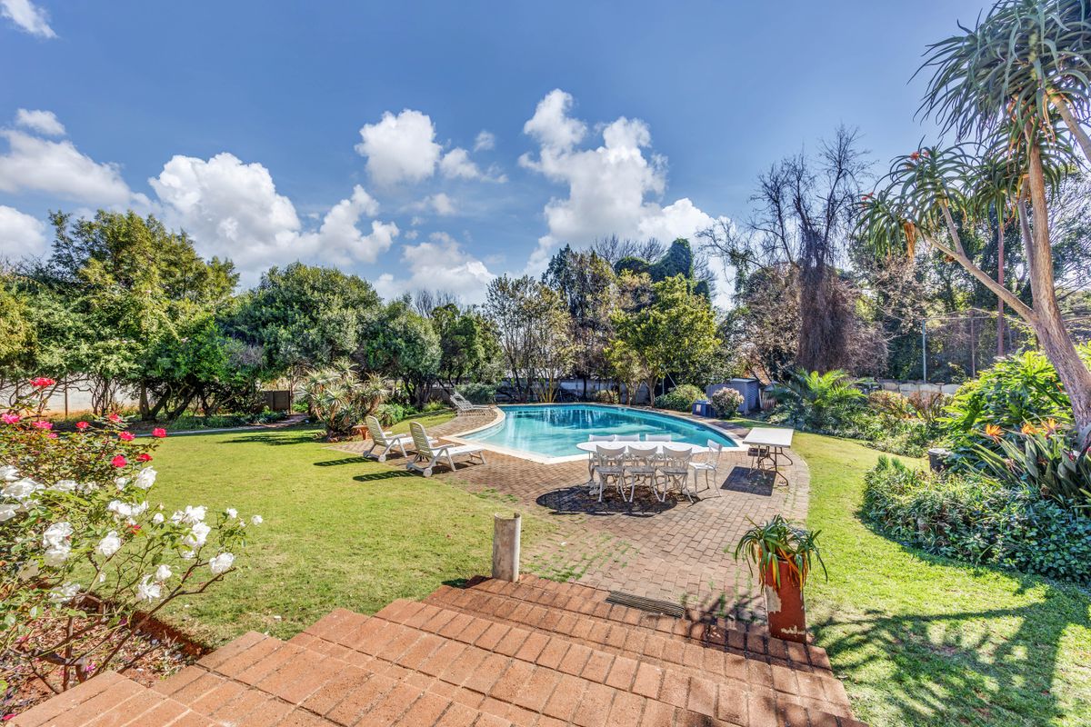 Northcliff Family Haven – 4 Beds, Pool, Cottage & Granny Flat on One Versatile Property - Photo 3