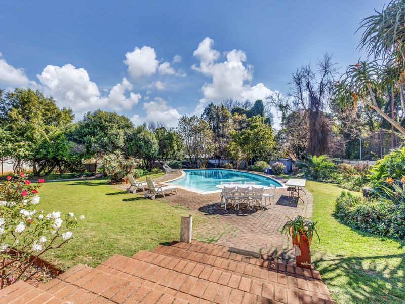 Northcliff Family Haven – 4 Beds, Pool, Cottage & Granny Flat on One Versatile Property - Photo 3