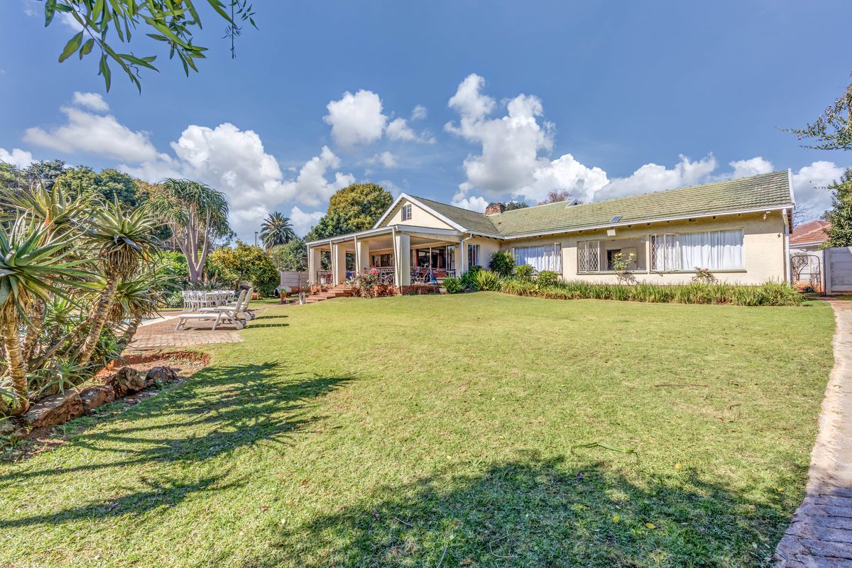 Northcliff Family Haven – 4 Beds, Pool, Cottage & Granny Flat on One Versatile Property - Photo 2