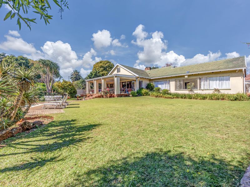 Northcliff Family Haven – 4 Beds, Pool, Cottage & Granny Flat on One Versatile Property - Photo 2