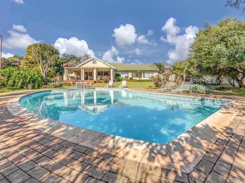 Northcliff Family Haven – 4 Beds, Pool, Cottage & Granny Flat on One Versatile Property - Photo 1