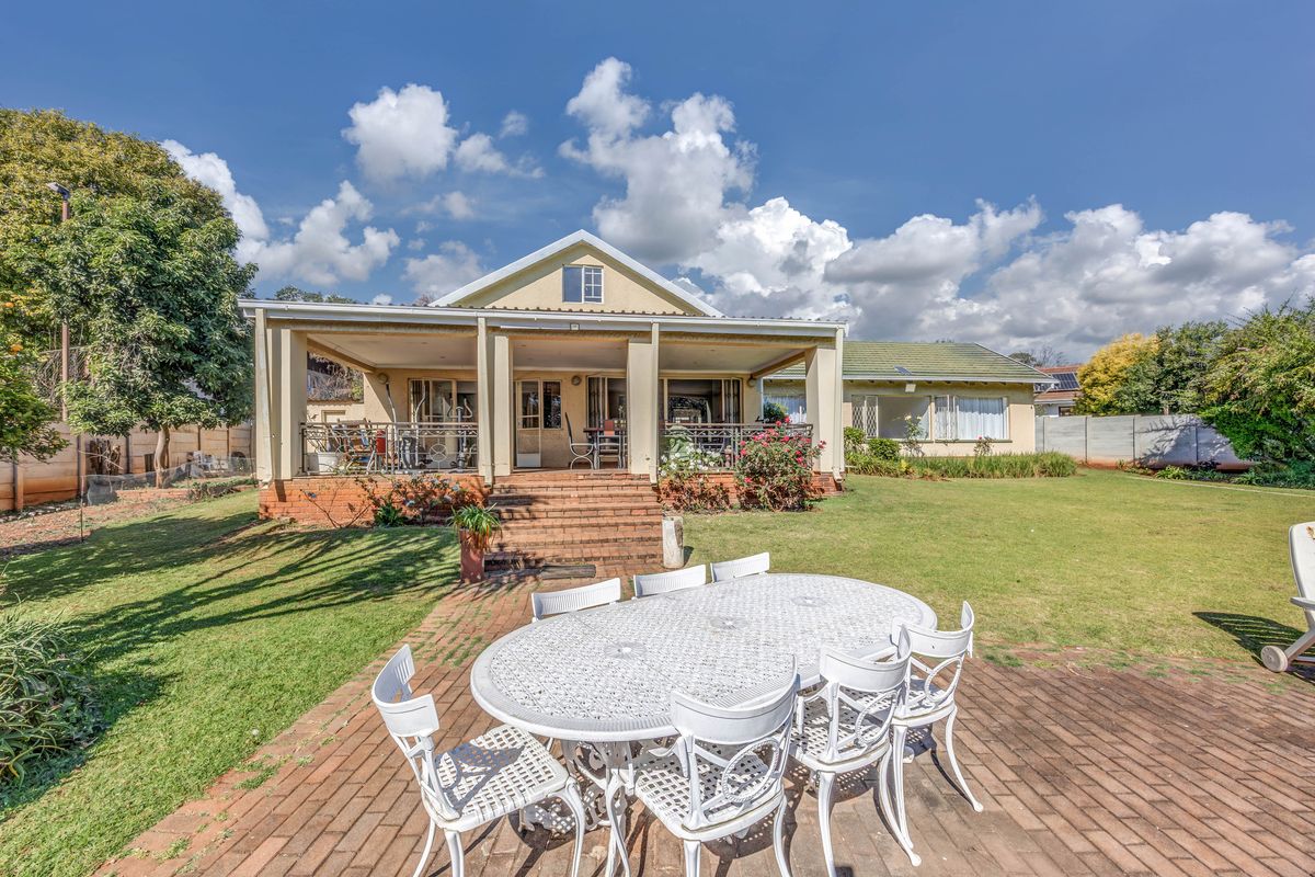 Northcliff Family Haven – 4 Beds, Pool, Cottage & Granny Flat on One Versatile Property - Photo 5