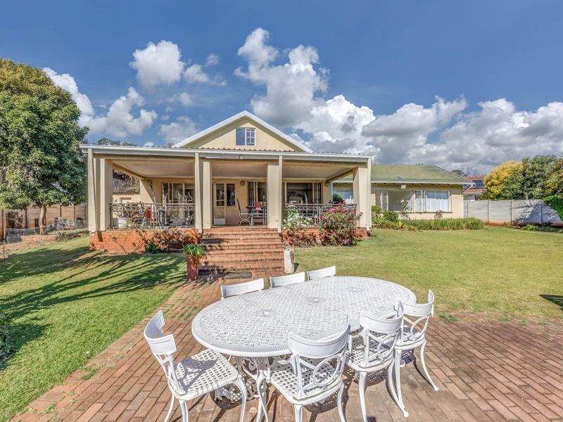 Northcliff Family Haven – 4 Beds, Pool, Cottage & Granny Flat on One Versatile Property - Photo 5