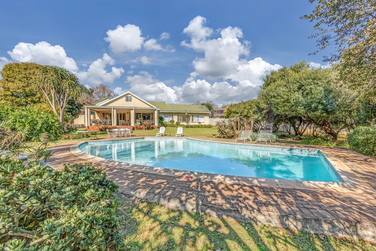 Northcliff Family Haven – 4 Beds, Pool, Cottage & Granny Flat on One Versatile Property - Photo 4