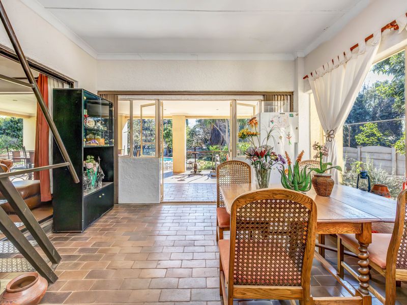 Northcliff Family Haven – 4 Beds, Pool, Cottage & Granny Flat on One Versatile Property - Photo 9